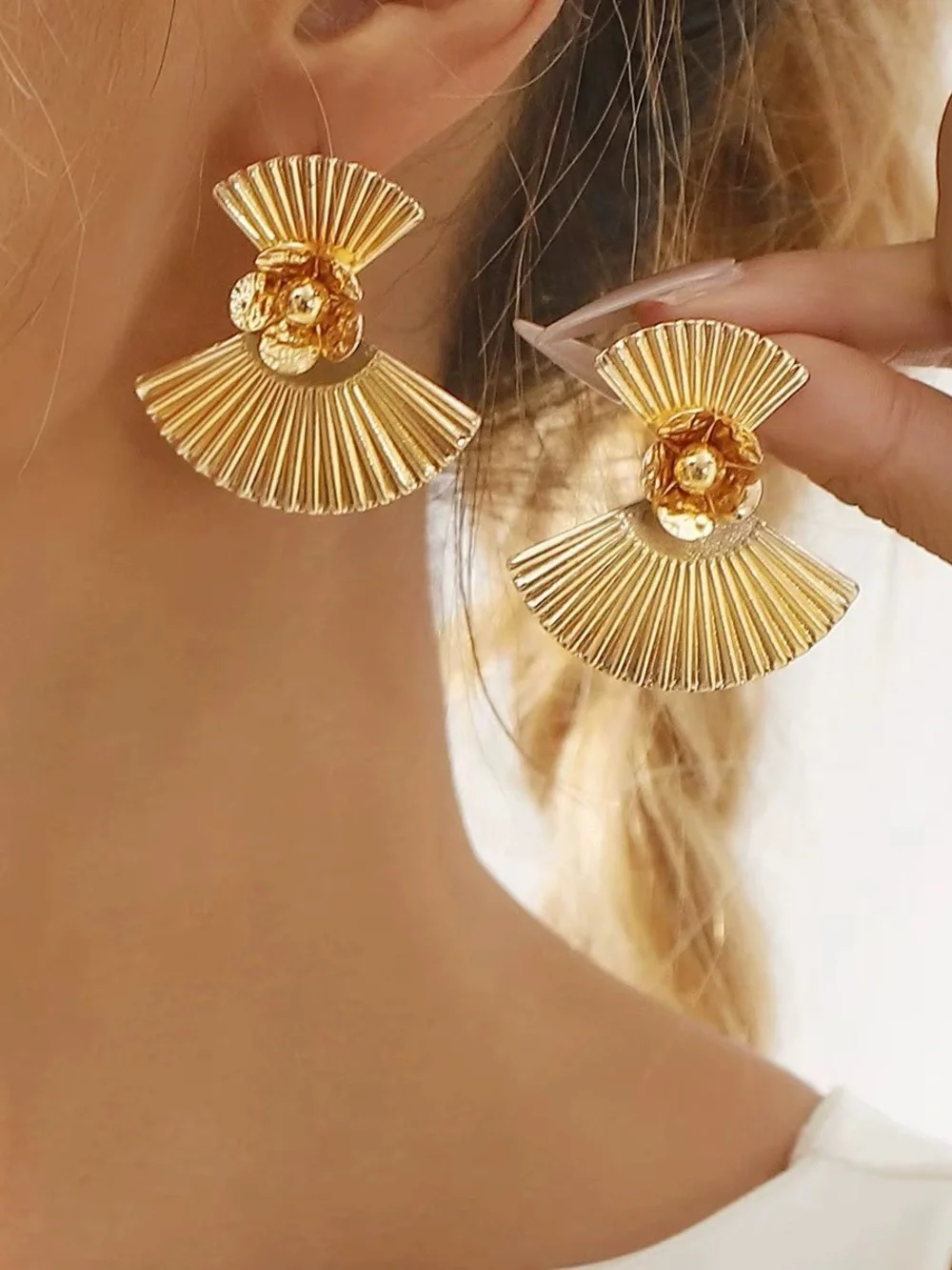 *** High Quality Gold Fan-Shape Statement Earrings - Women Jewelry